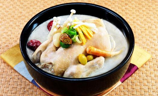 秋季来一碗热气腾腾的鸡汤可预防感冒！