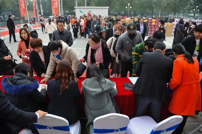 从惨淡经营，到3天营业额破300万，这个县城小门店做对了什么？