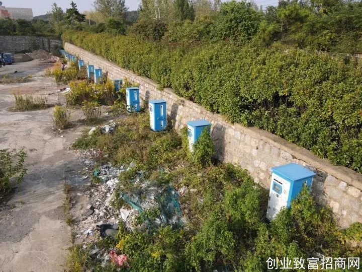 ▲淮南市舜耕山风景区旁的一排充电桩，周边杂草丛生。（新华社记者 周牧 摄）
