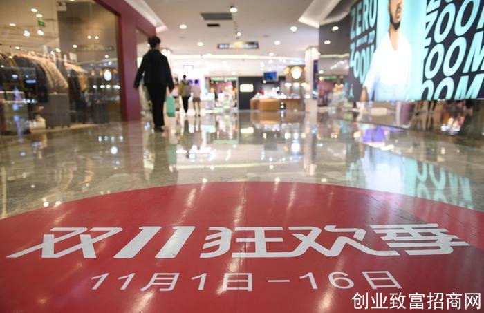 市民进入一家参与“双11”活动的商场。 王刚 摄