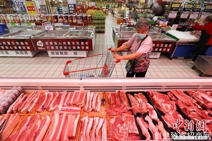 资料图：山西省太原市一超市，市民在选购猪肉。 中新社记者 张云 摄