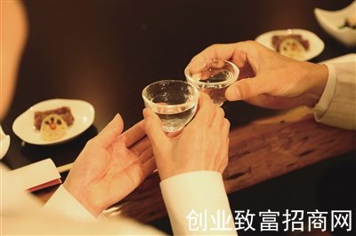 酒问丨揭秘白酒"固态发酵"与"液态发酵" 究竟有啥区别？